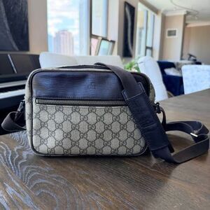 👜 Authentic Gucci Monogram crossbody